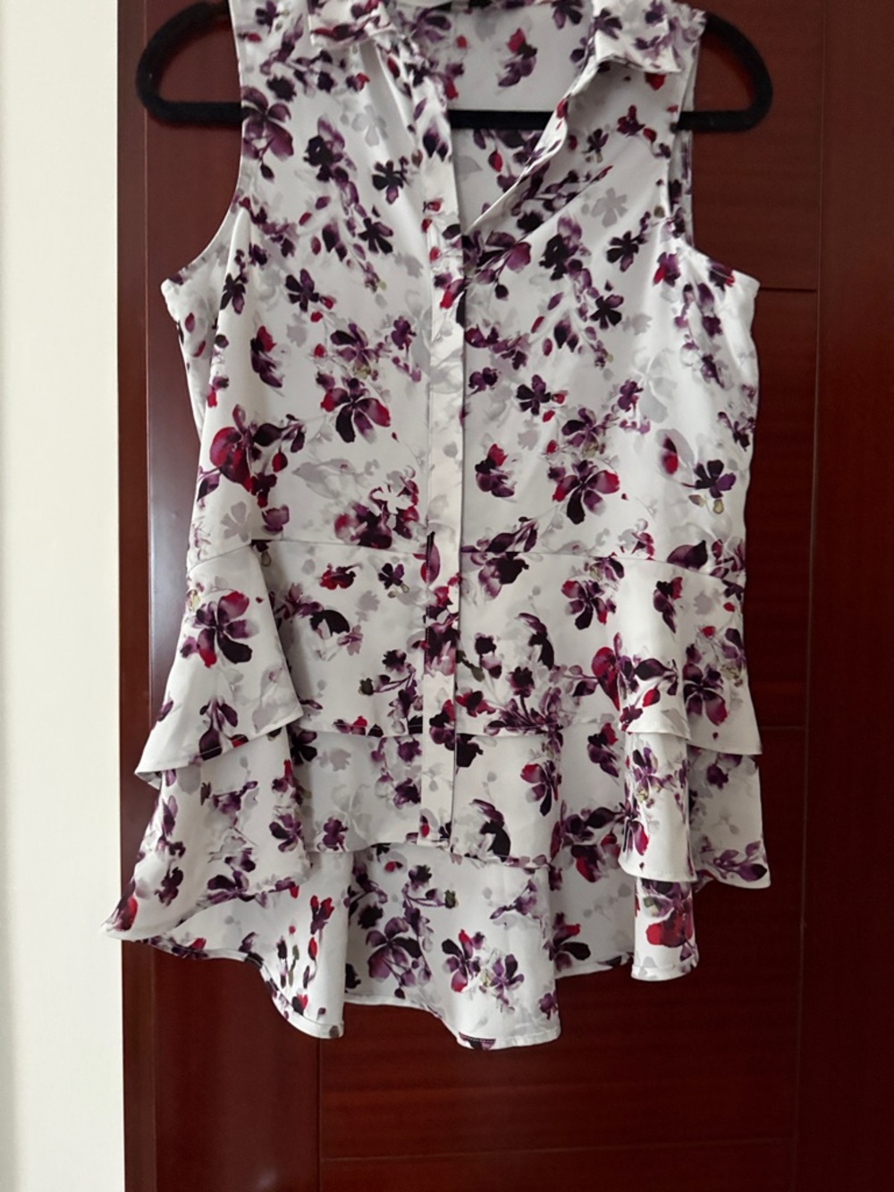 Simply Vera Vera Wang White Sleeveless Blouse with Purple Floral Print - Picture 3 of 3